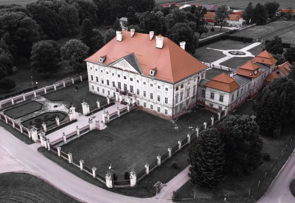 Zakaj sta dvorec in park kulturni spomenik državnega pomena
