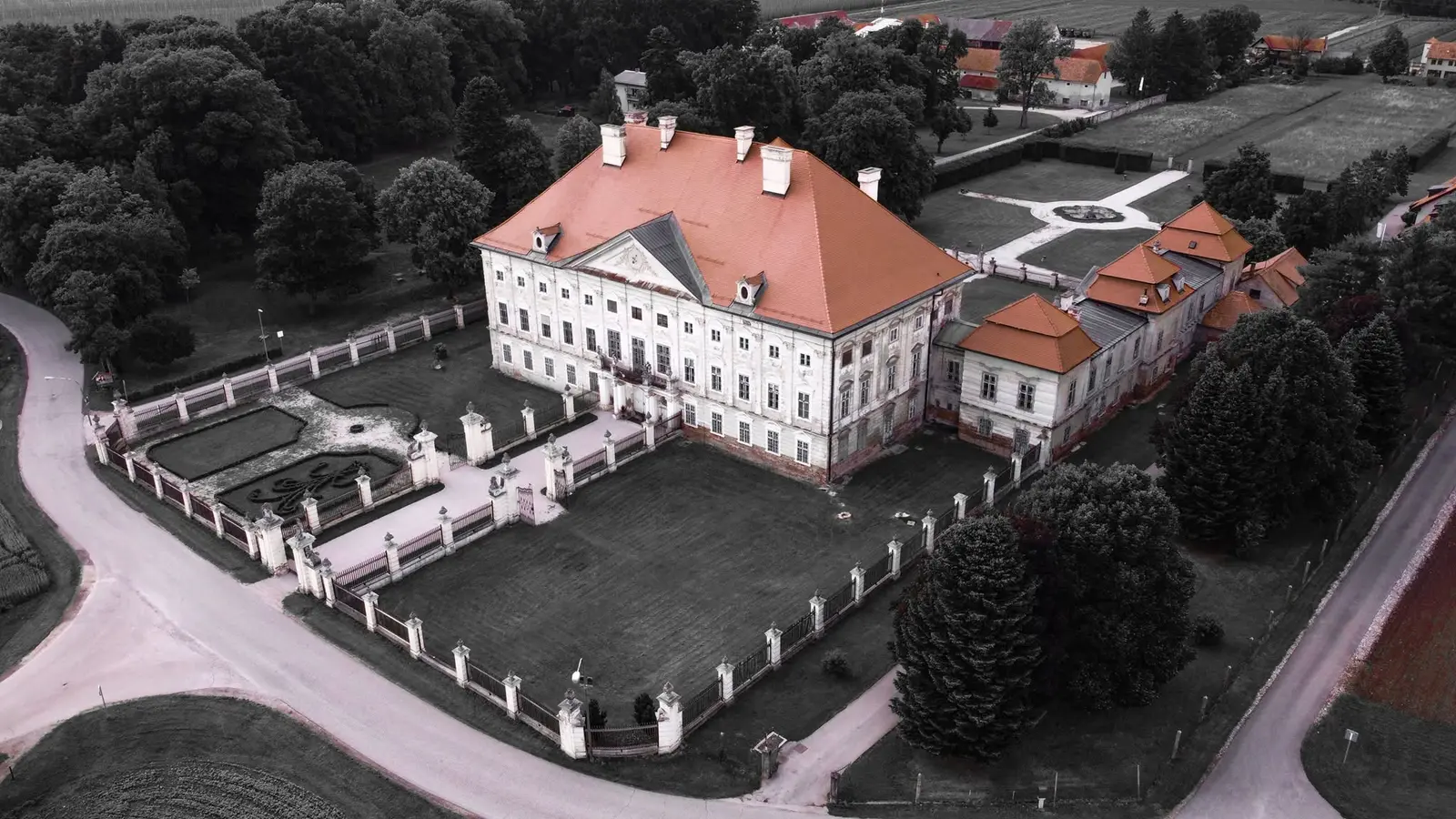 Dvorec Dornava iz zraka s palačo, predvrtom in delom parka